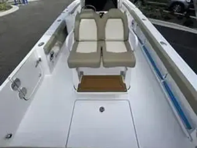 Everglades Boats 235 CC