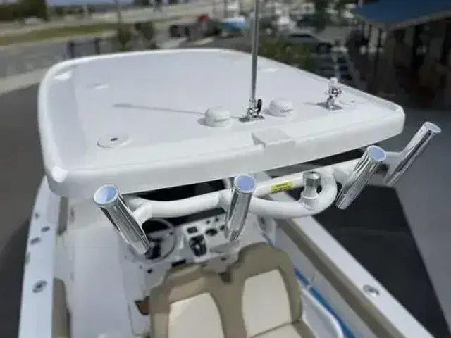 Everglades Boats 235 CC