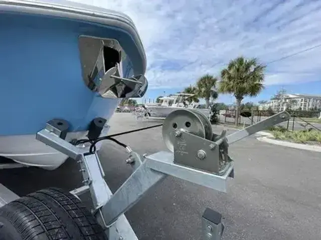 Everglades Boats 235 CC