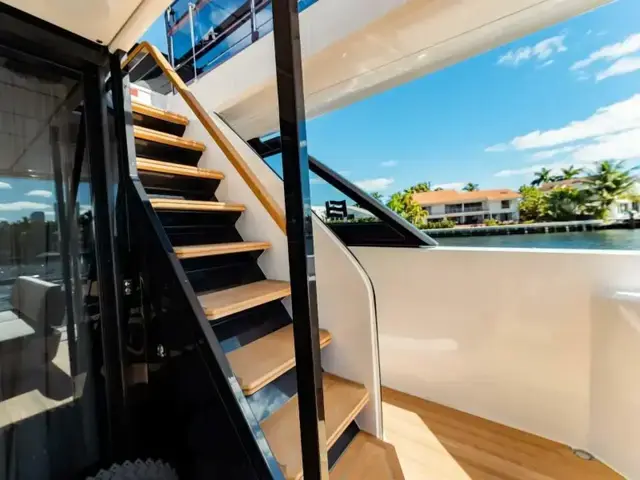 Ferretti Yachts 860