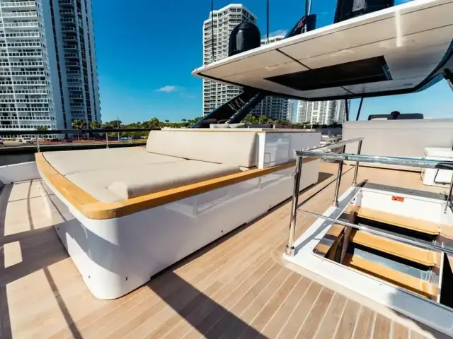 Ferretti Yachts 860