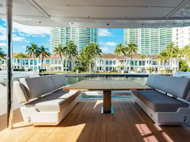 Ferretti Yachts 860