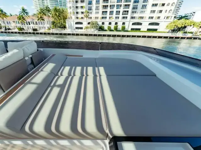 Ferretti Yachts 860