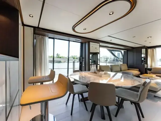 Ferretti Yachts 860