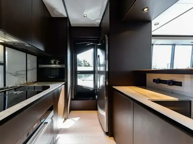 Ferretti Yachts 860