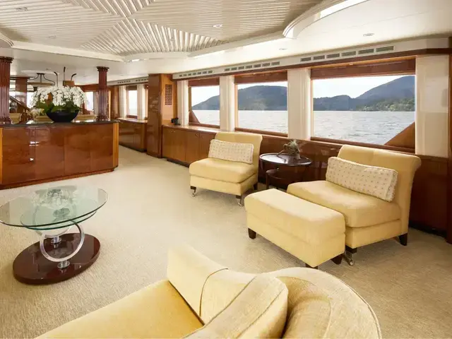 Hatteras Tri-deck Motoryacht