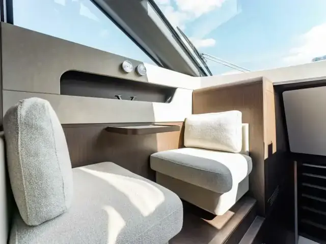 Ferretti Yachts 860