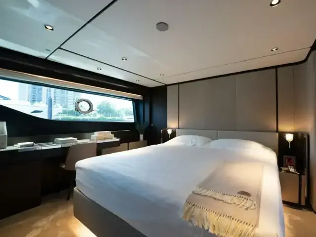 Ferretti Yachts 860