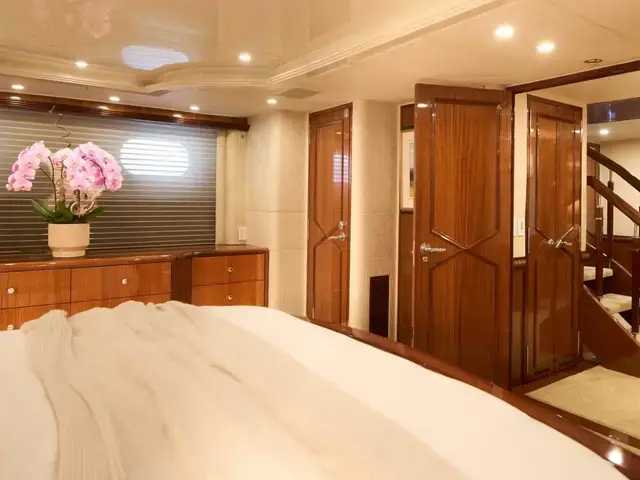 Hatteras Tri-deck Motoryacht