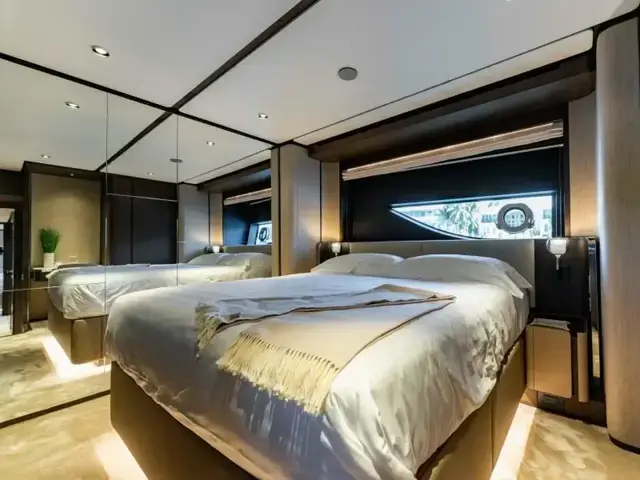 Ferretti Yachts 860