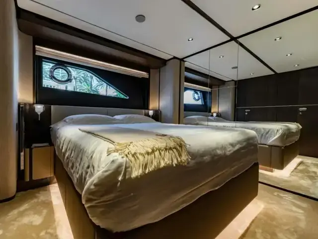 Ferretti Yachts 860