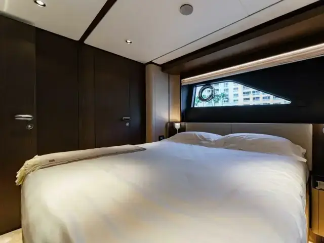 Ferretti Yachts 860