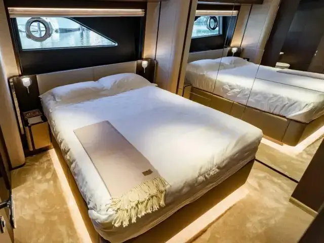 Ferretti Yachts 860