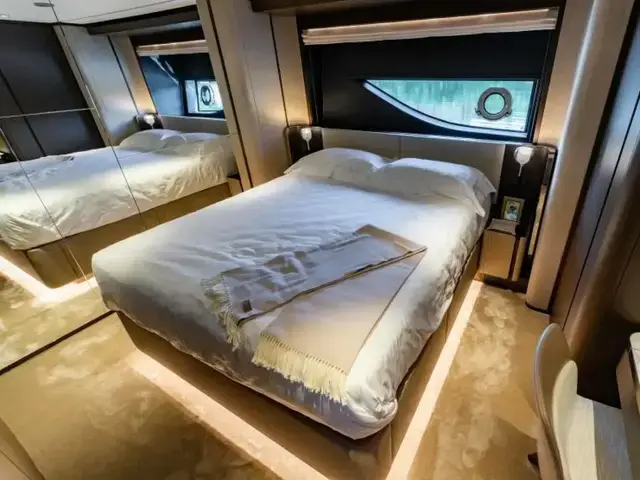 Ferretti Yachts 860