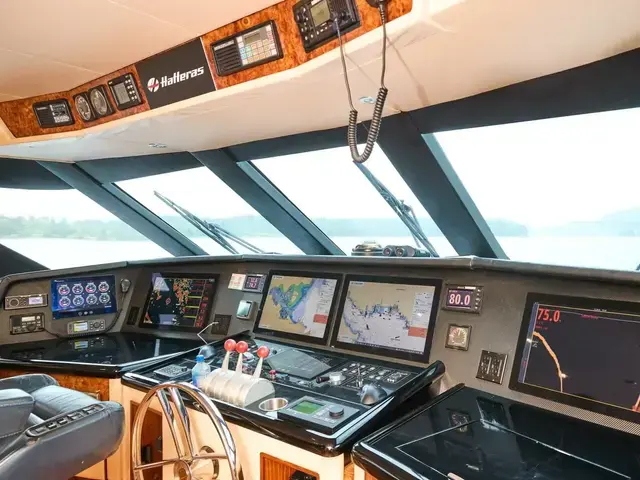 Hatteras Tri-deck Motoryacht