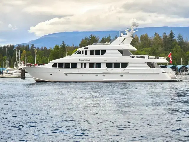 Hatteras Tri-deck Motoryacht