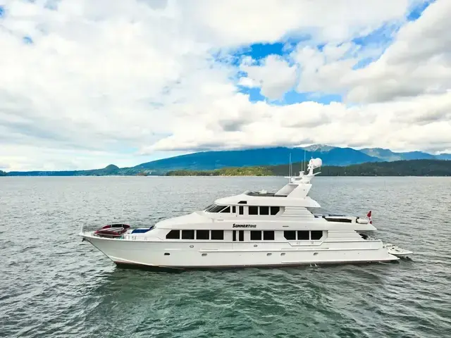 Hatteras Tri-deck Motoryacht