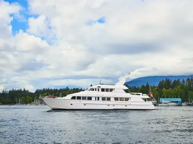 Hatteras Tri-deck Motoryacht