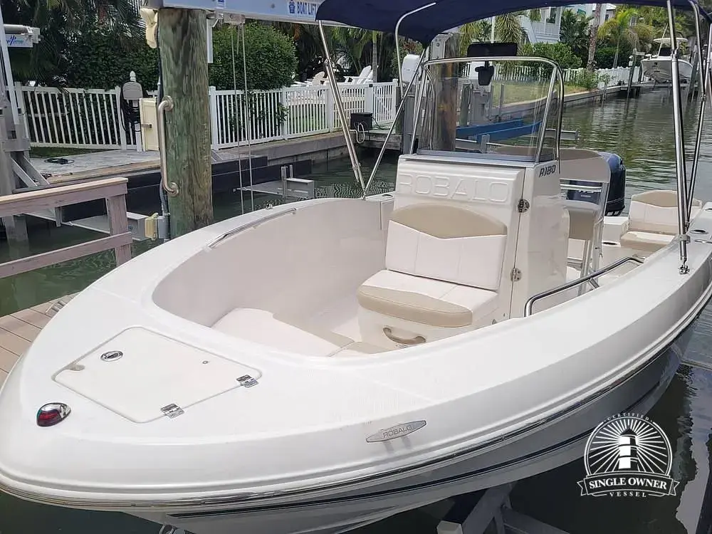 2018 Robalo r180