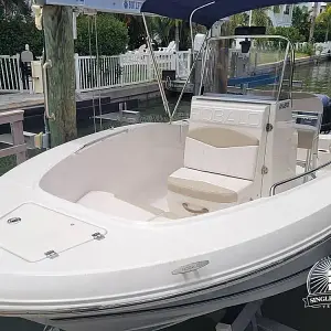 2018 Robalo R180