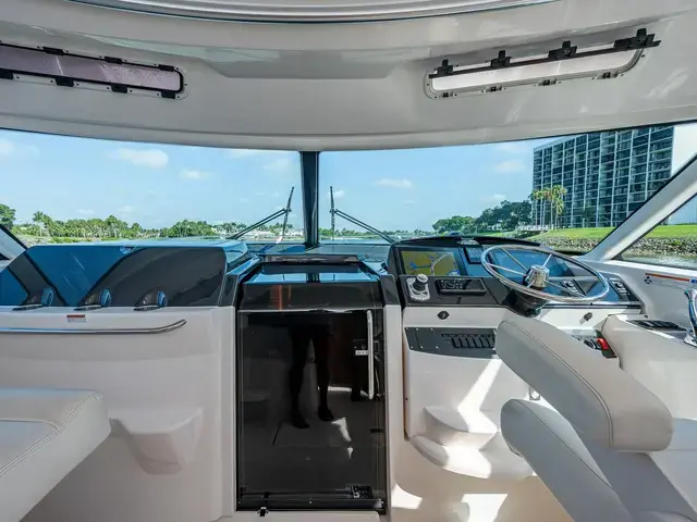 Tiara 43'