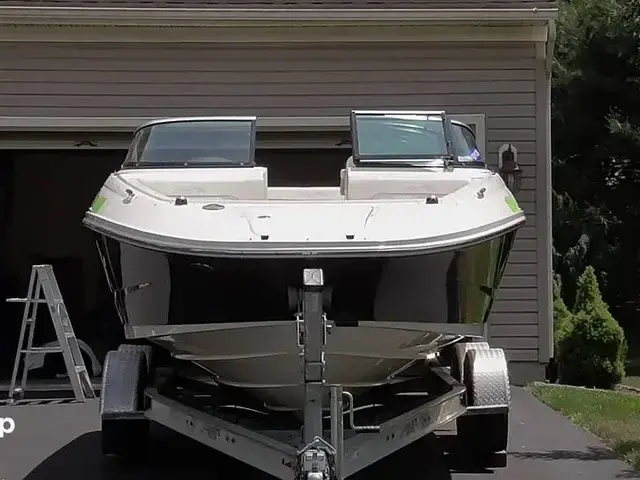 Sea Ray 220 Sundeck