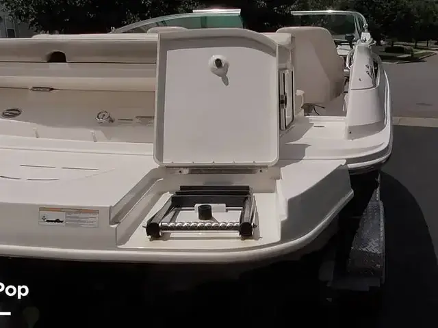 Sea Ray 220 Sundeck