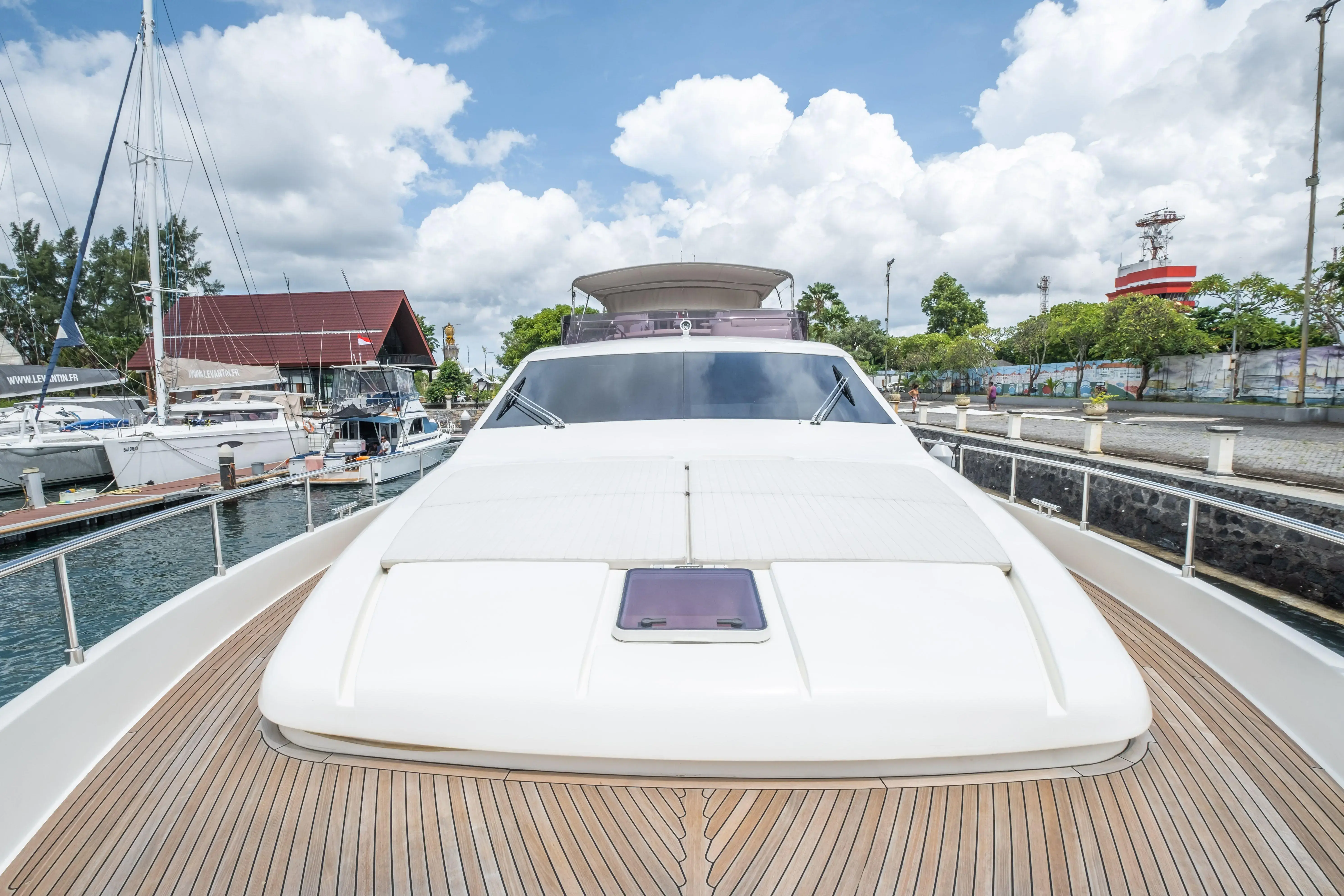 2009 Ferretti 780