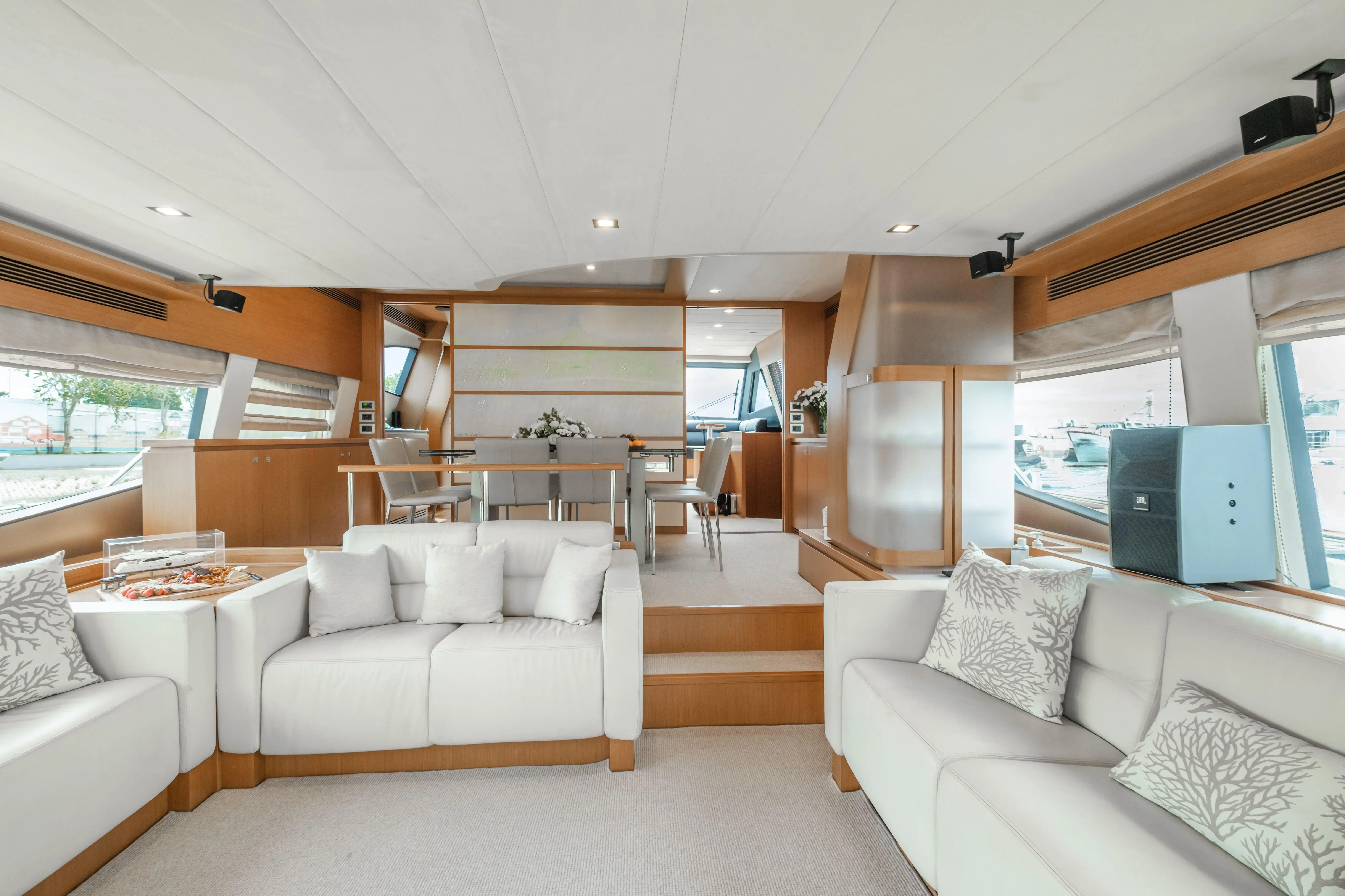 2009 Ferretti 780