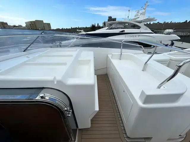 Ferretti Yachts Customline 112