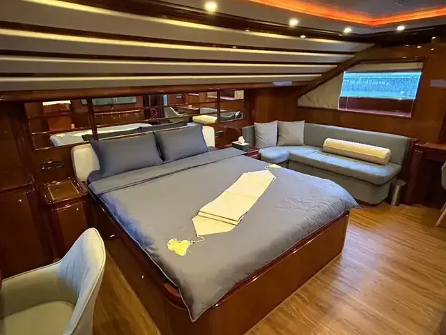 Ferretti Yachts Customline 112