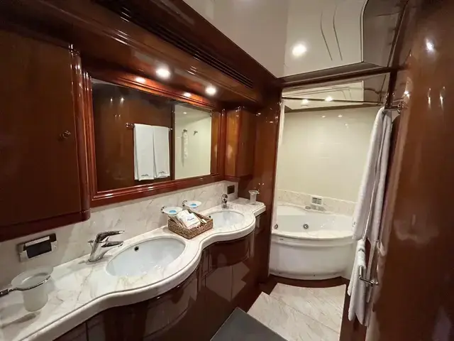 Ferretti Yachts Customline 112