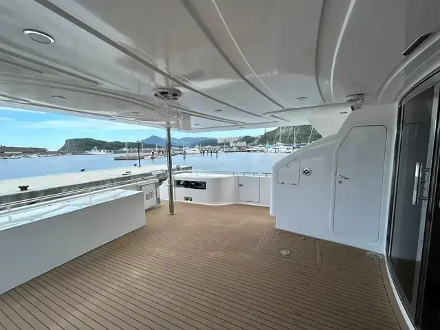 Ferretti Yachts Customline 112