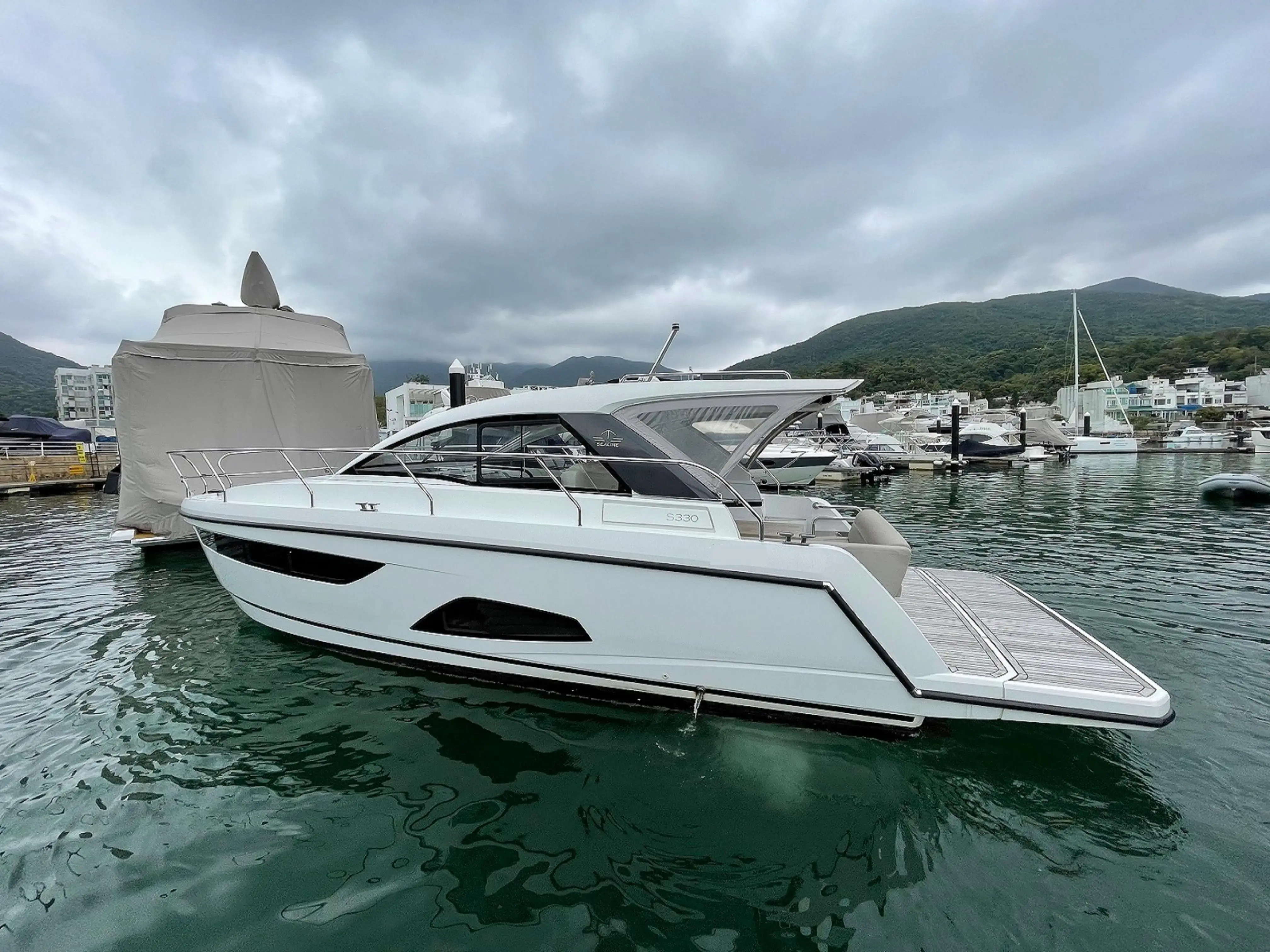 2016 Sealine s330