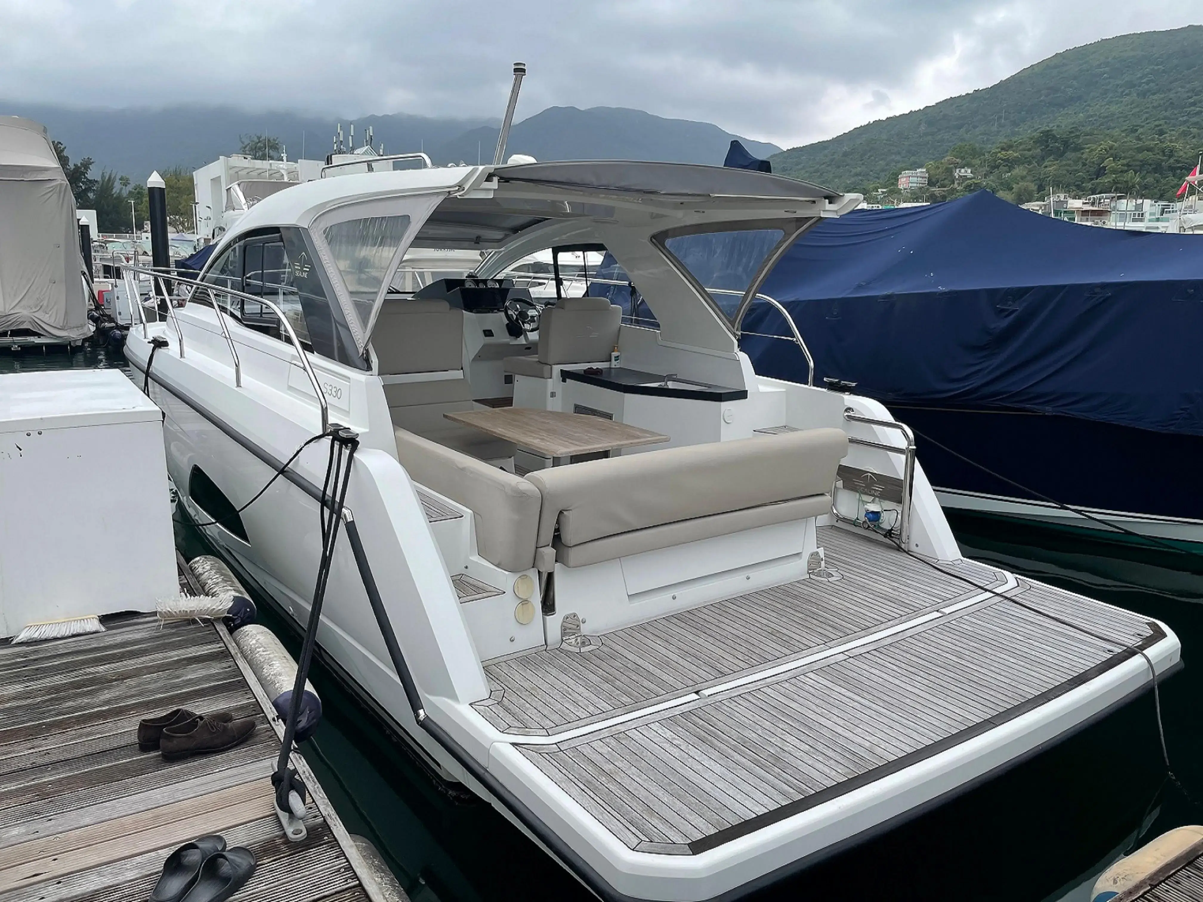 2016 Sealine s330