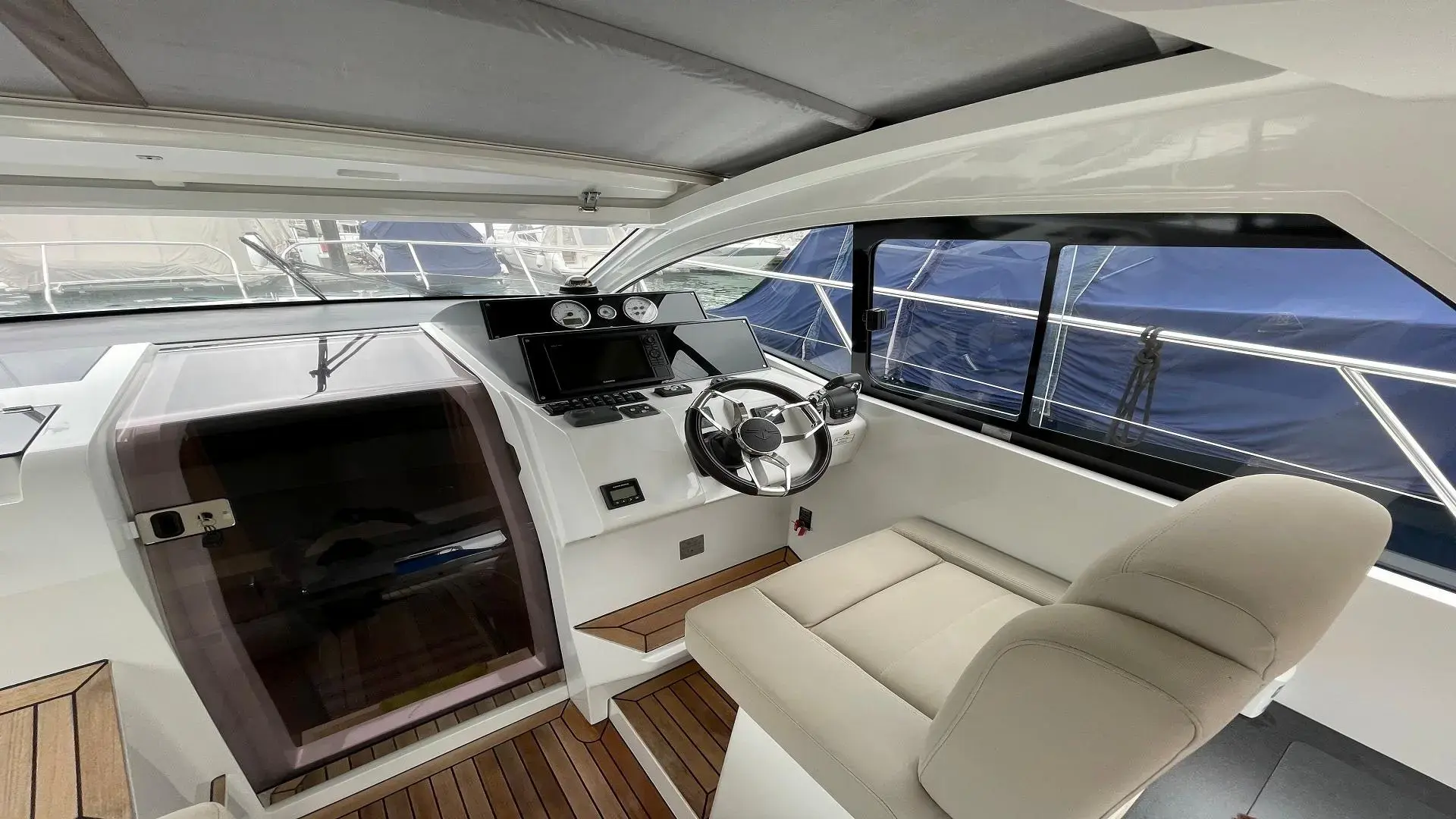 2016 Sealine s330