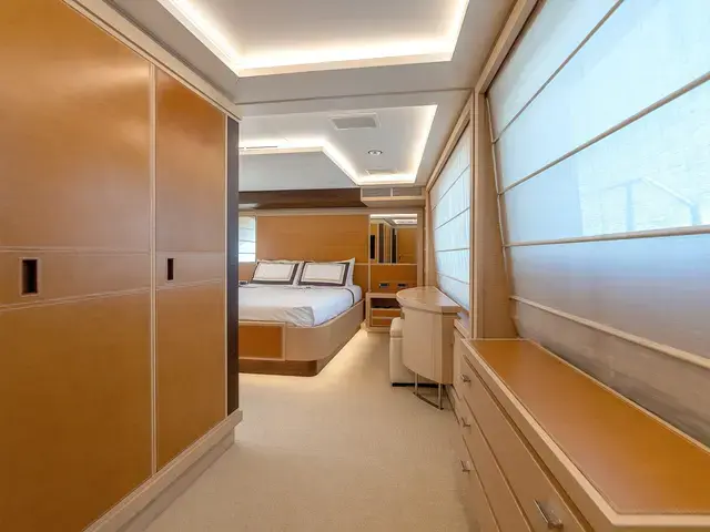 Benetti Delfino 93