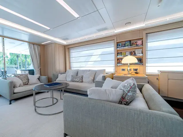 Benetti Delfino 93