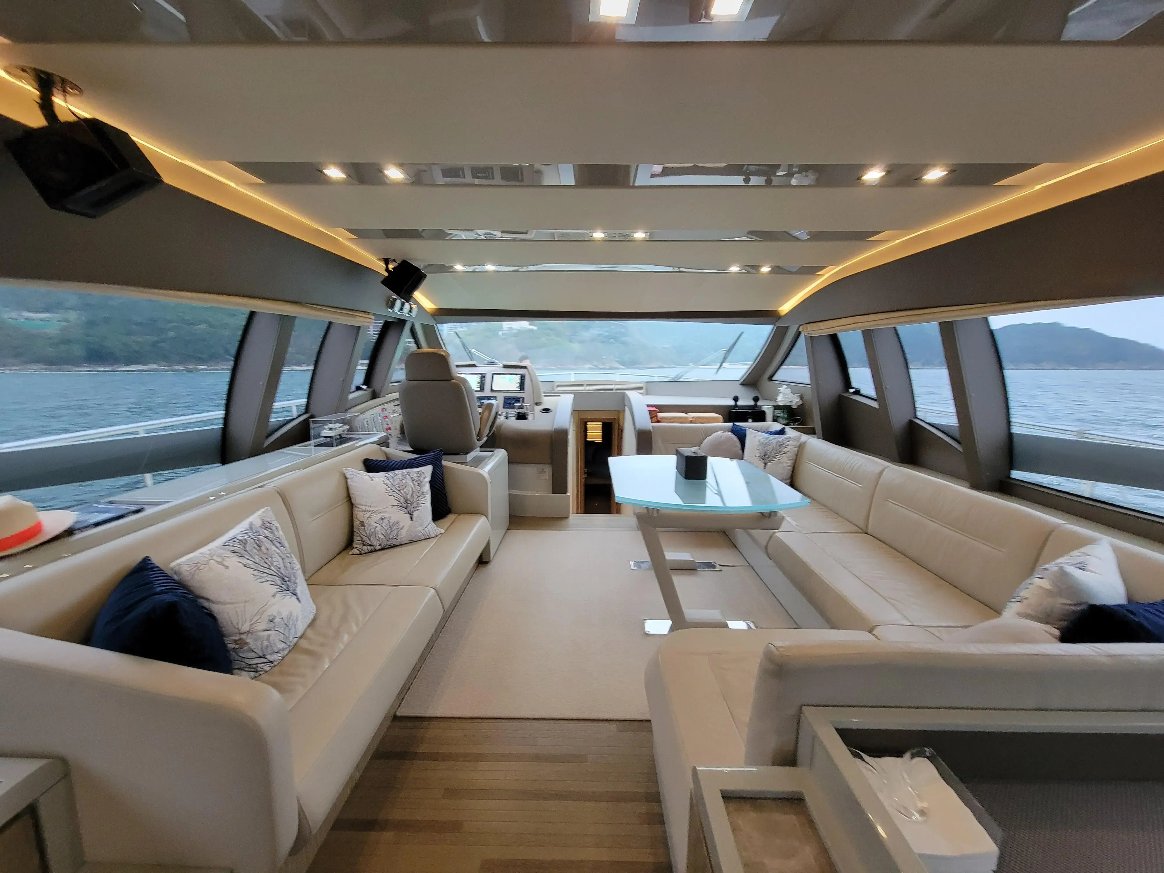 2015 Ferretti 650