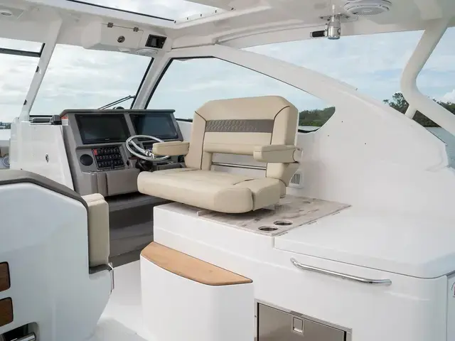 Pursuit 325 Dual Console