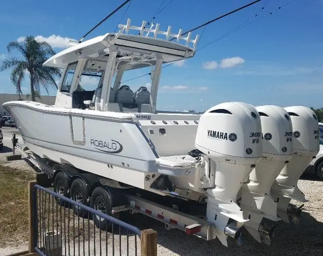 2021 Robalo r360