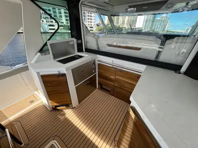 Tiara Yachts 48 Ls