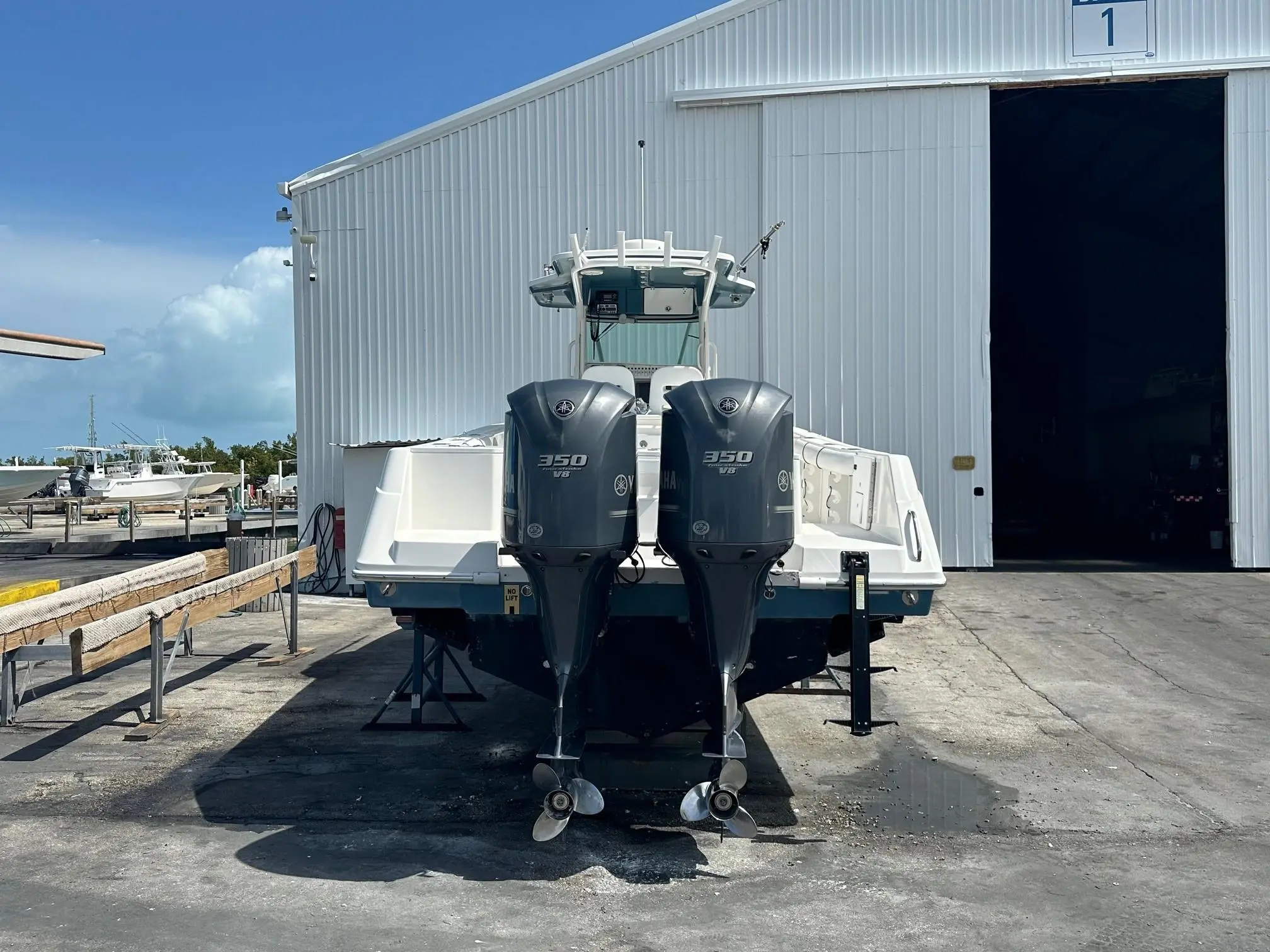 2008 Everglades Boats 320 cc