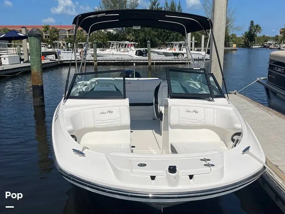 2023 Sea Ray 210 spx