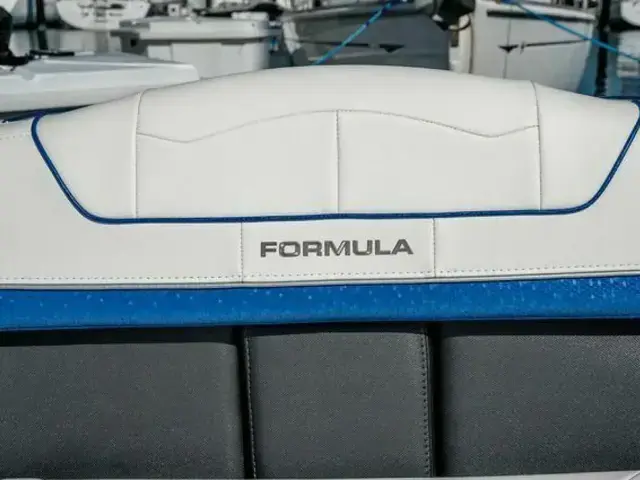 Formula 350 Crossover Bowrider