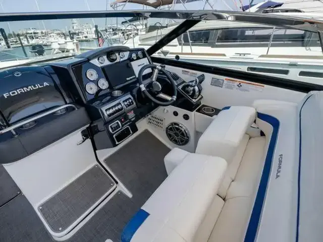 Formula 350 Crossover Bowrider