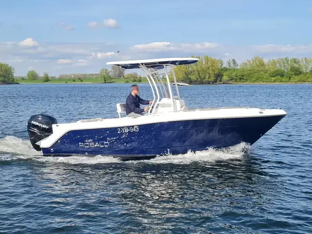 Robalo Center Console R222