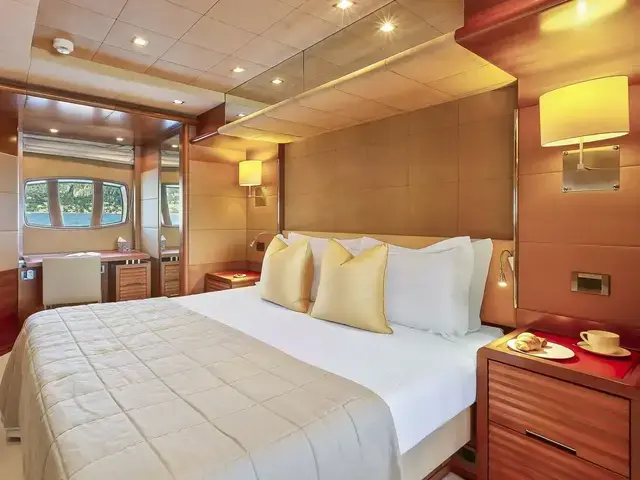 Benetti Legend 85