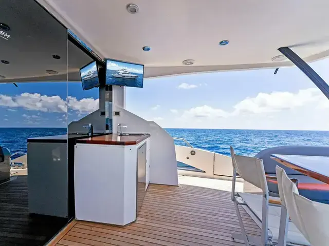 Lazzara Yachts 64