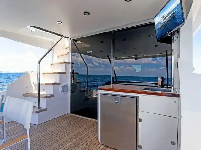 Lazzara Yachts 64